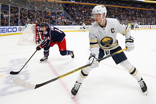 扎金花心理战：如何通过“假装拿不稳筹码”来掩盖你的怪兽牌？（扎金花心理博弈：拿筹码装慌，悄把怪兽牌藏起来）